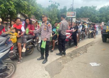 Berbagi Ratusan Takjil, Warga Sambut Dengan Antusias