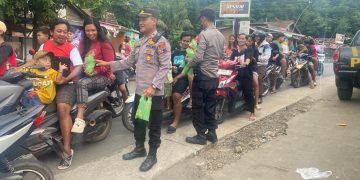 Berbagi Ratusan Takjil, Warga Sambut Dengan Antusias