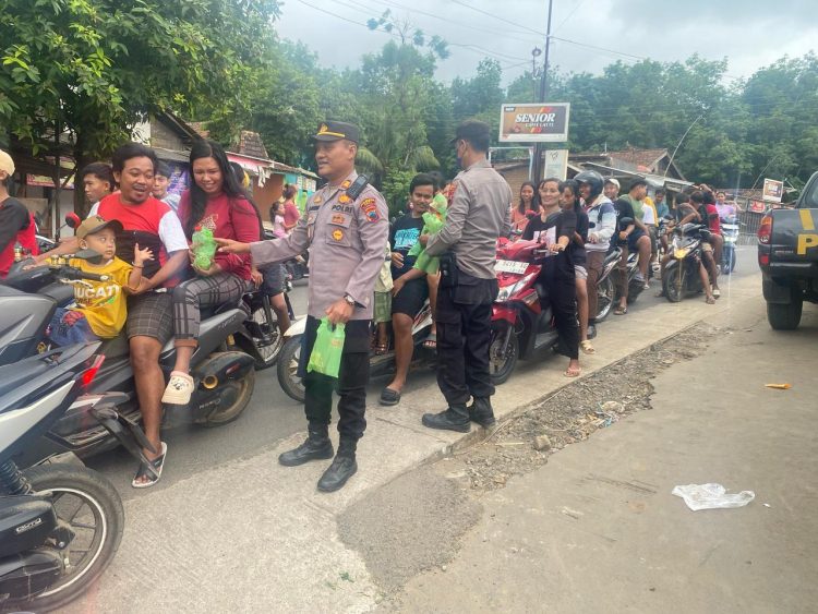 Berbagi Ratusan Takjil, Warga Sambut Dengan Antusias