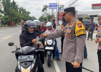Berbagi Takjil di Bulan Ramadan, Kapolres Rembang Turun