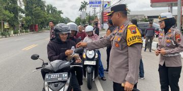 Berbagi Takjil di Bulan Ramadan, Kapolres Rembang Turun