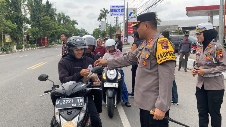 Berbagi Takjil di Bulan Ramadan, Kapolres Rembang Turun