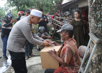 Gelar Bakti Sosial, Warga Lansia Terharu