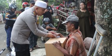 Gelar Bakti Sosial, Warga Lansia Terharu