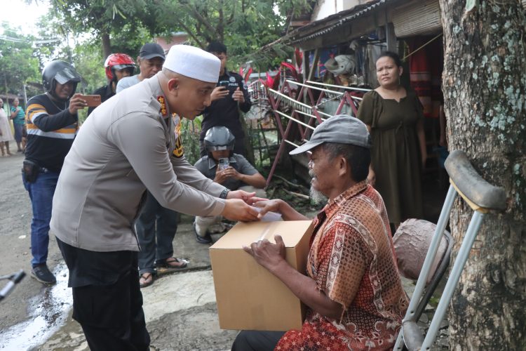 Gelar Bakti Sosial, Warga Lansia Terharu