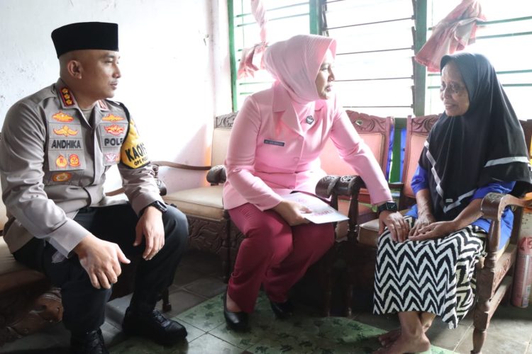 Aksi Nyata, Polresta Pati Salurkan Paket Sembako ke Warga Kurang Mampu dan Lansia