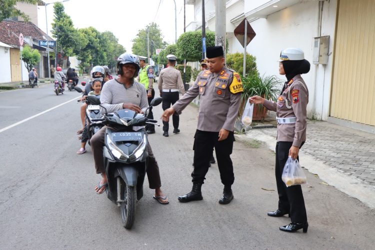 Aksi Sosial di Gencarkan, Kapolres Rembang : 30 Menit Takjil Gratis Habis