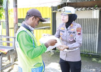 Gelar Baksos Ramadan, Polisi Bagikan Ikan Untuk Warga