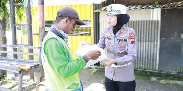 Gelar Baksos Ramadan, Polisi Bagikan Ikan Untuk Warga