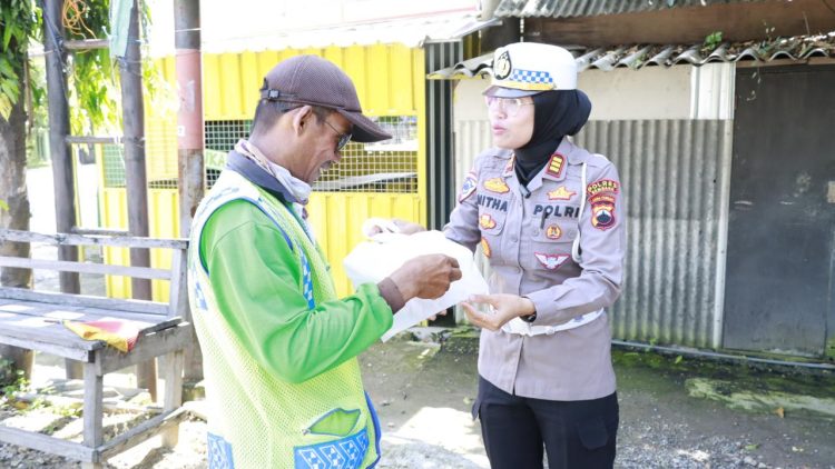 Gelar Baksos Ramadan, Polisi Bagikan Ikan Untuk Warga