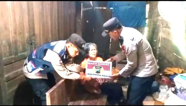 Masyarakat Kurang Mampu Terima Bansos dan Takjil Gratis