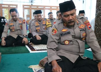 Gelar Sholat Berjamaah, Kapolresta Pati dan Masyarakat Menjalin Silaturahmi