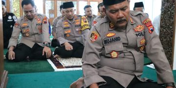 Gelar Sholat Berjamaah, Kapolresta Pati dan Masyarakat Menjalin Silaturahmi