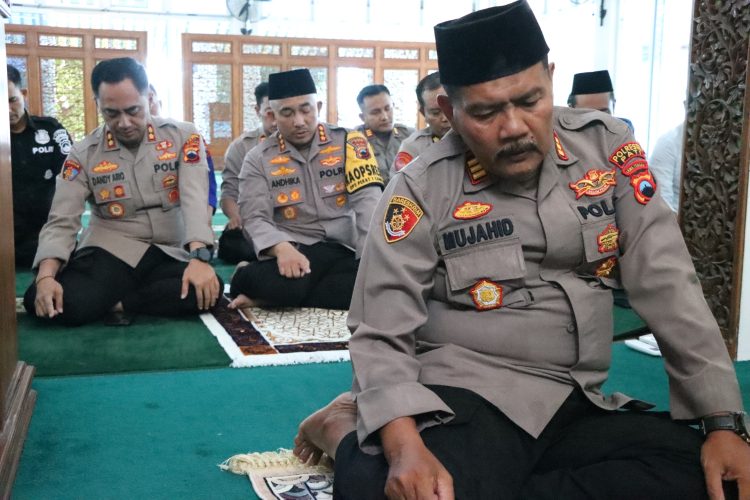 Gelar Sholat Berjamaah, Kapolresta Pati dan Masyarakat Menjalin Silaturahmi
