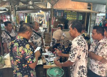 Disdagperin Pati Awasi Minyak Kita di Pasar Puri