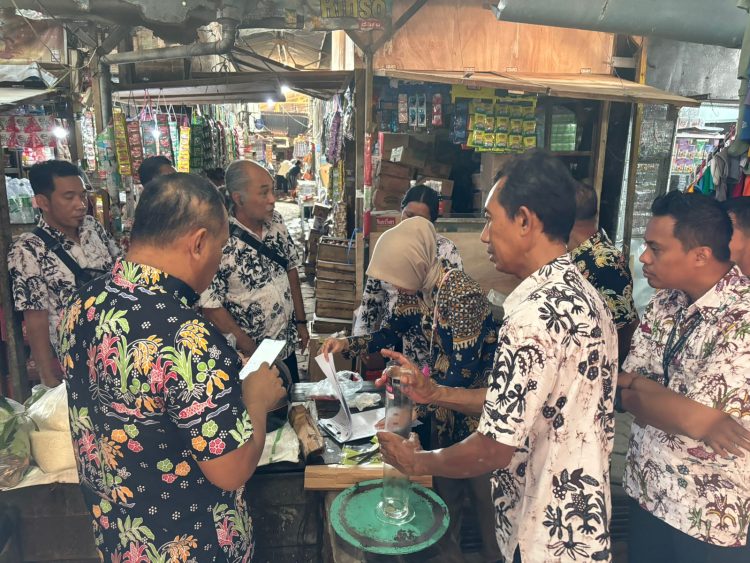 Disdagperin Pati Awasi Minyak Kita di Pasar Puri
