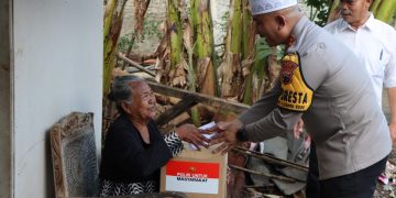 Tebar Berkah Ramadan, Bagikan Sembako dan Takjil Gratis