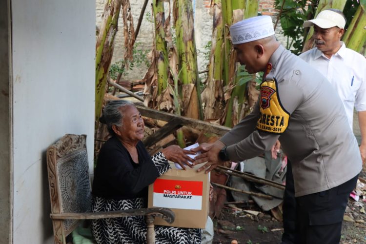 Tebar Berkah Ramadan, Bagikan Sembako dan Takjil Gratis