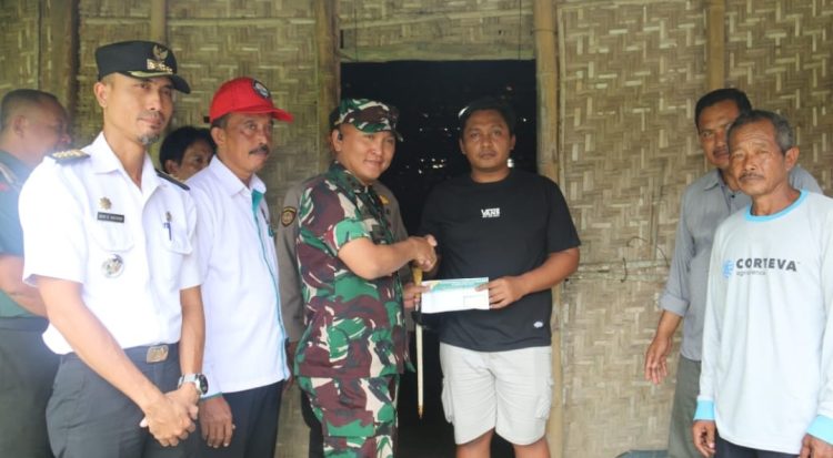 Mulai Mengalir, Dandim 0718/Pati Serahkan 10 Juta Rupiah