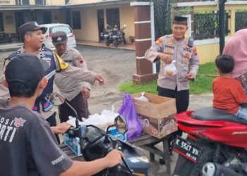 Berbagi Takjil, Polisi Pererat Silaturahmi di Bulan Ramadan