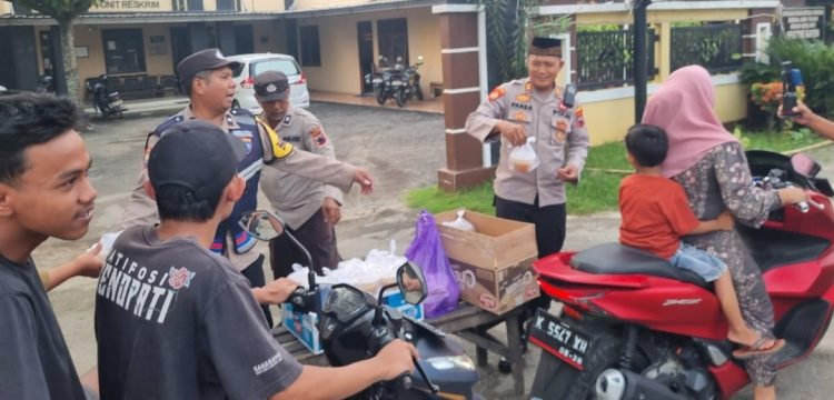 Berbagi Takjil, Polisi Pererat Silaturahmi di Bulan Ramadan