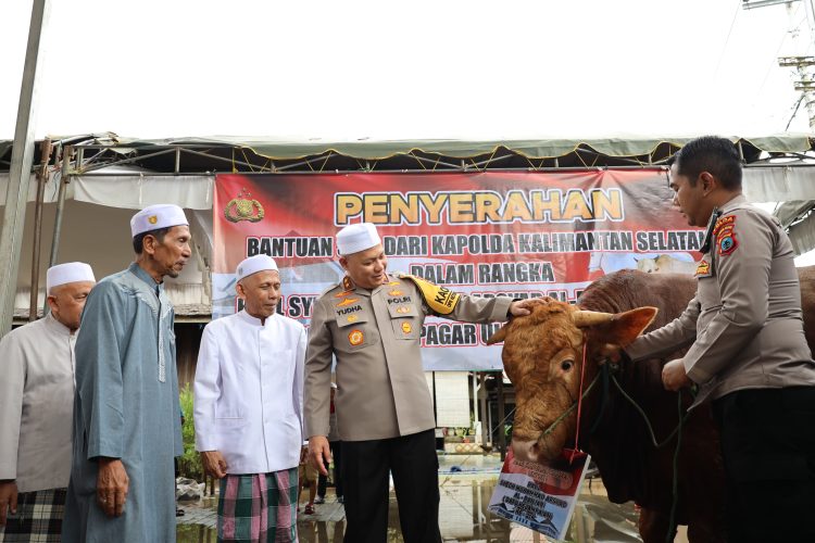 Peringatan Haul ke 219, Kapolda Kalsel Serahkan 5 Ekor Sapi