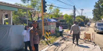 Jalan Rusak Diperbaiki, Polisi Hadir Pastikan Proyek Tertib dan Tepat Waktu
