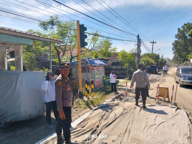 Jalan Rusak Diperbaiki, Polisi Hadir Pastikan Proyek Tertib dan Tepat Waktu