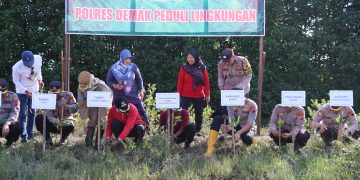 Polres Demak dan Mahasiswa Undip Antusias Tanam Mangrove