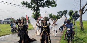 Kirab Gunungan Jadi Magnet, Warga Tlogoayu Rayakan Syukur Atas Hasil Bumi