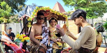 Sepasang Pengantin Naik Kereta Jawa, Kini Curi Perhatian