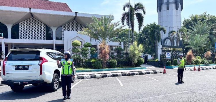 Polwan Tunjukkan Wajah Humanis, Patroli Jumat