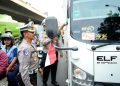Apresiasi Masyarakat, Polisi Bagikan Nasi Kotak dan Bendera