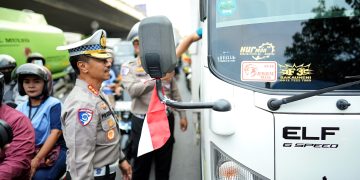 Apresiasi Masyarakat, Polisi Bagikan Nasi Kotak dan Bendera