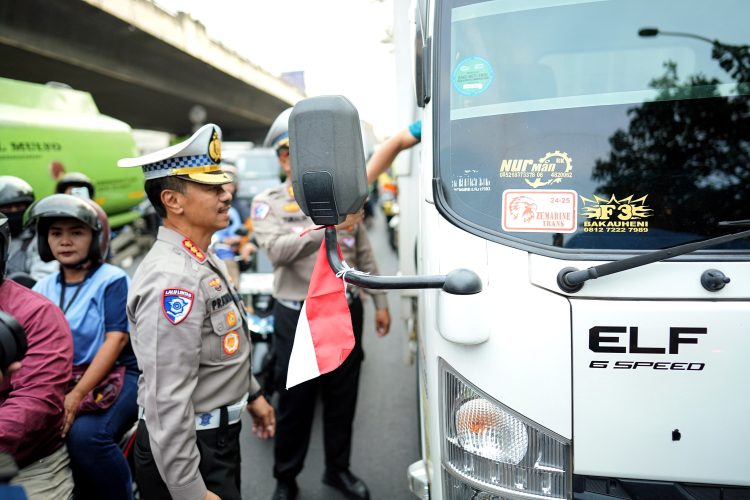 Apresiasi Masyarakat, Polisi Bagikan Nasi Kotak dan Bendera
