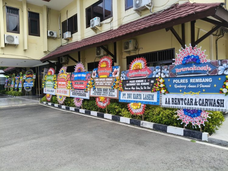 Simbol Persatuan, Karangan Bunga Warnai Mapolres Rembang