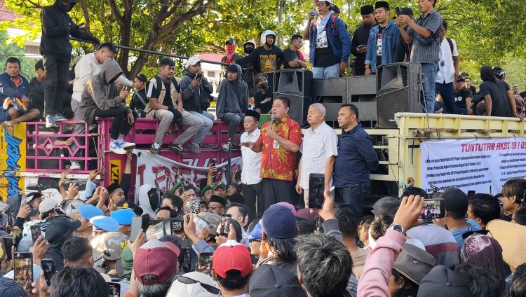 Ribuan Warga Pati Tuntut Pemecatan Bupati Sudewo, Gerindra Jadi Sorotan