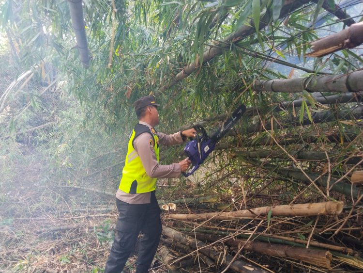 Bersihkan Sungai Demi Kurangi Risiko Banjir, Kini Kapolsek Turun