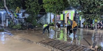 Akibat Jebolnya Tanggul, Kapolsek Kayen Pimpin Giat Bantu Warga Bersihkan Lumpur