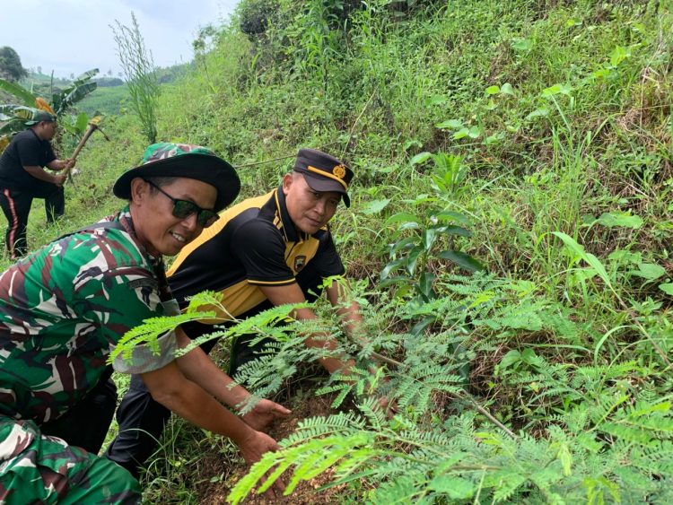 Kapolsek Kayen Tanam 115 Bibit Pohon di Lereng Kendeng, Wujud Kepedulian Lingkungan