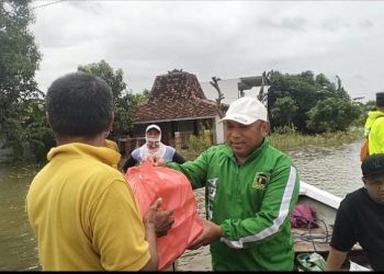 Warga Terdampak Banjir, H. Suwito dan Burhan Salurkan Ribuan Nasi Bungkus