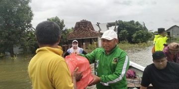 Warga Terdampak Banjir, H. Suwito dan Burhan Salurkan Ribuan Nasi Bungkus