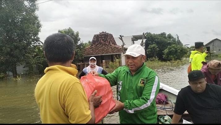 Warga Terdampak Banjir, H. Suwito dan Burhan Salurkan Ribuan Nasi Bungkus