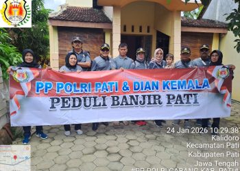 Bersama Dian Kemala, PP Polri Pati Ringankan Beban Korban Banjir