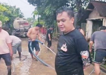 Distribusi Air Bersih, Bos JL dan Warga Dengkek Optimistis Pulihkan Dampak Banjir