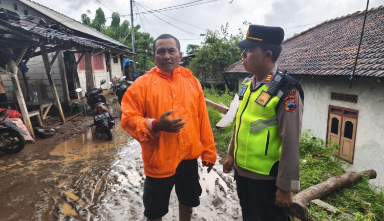 Banjir Tayu Tak Surutkan Semangat Warga Bangkit Bersama Aparat