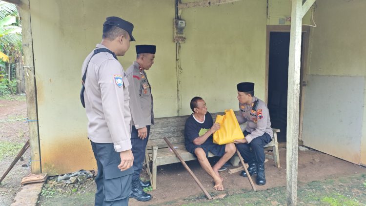 Awal Ramadan 1447 H! Polsek Tayu Ketuk Pintu Rumah Warga, 100 Paket Sembako Dibagikan