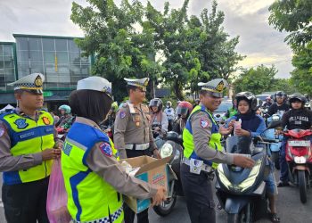 Tebar Kebaikan, Kasat Lantas Kudus Turun Bagikan Takjil di Titik Rawan Macet