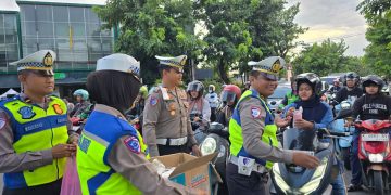 Tebar Kebaikan, Kasat Lantas Kudus Turun Bagikan Takjil di Titik Rawan Macet
