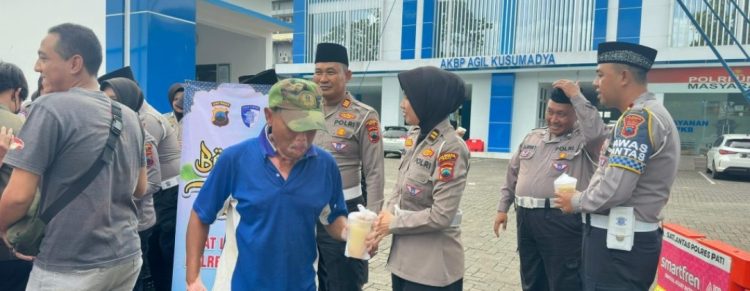 Wakalantas Pati Berbagi 500 Takjil, Kini Ludes Diserbu Warga